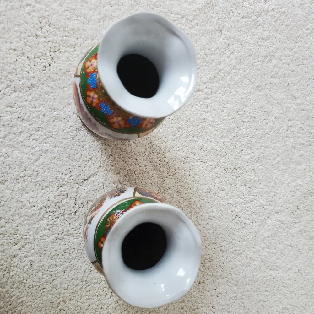 Vintage Pair of Asian Vases with scalloped top - Set of 2